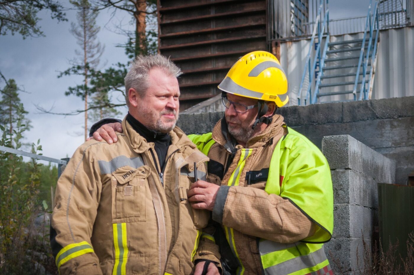 To kollegaer frå HBR i utrykkingsutstyr på øvingsfeltet på Torpomoen.