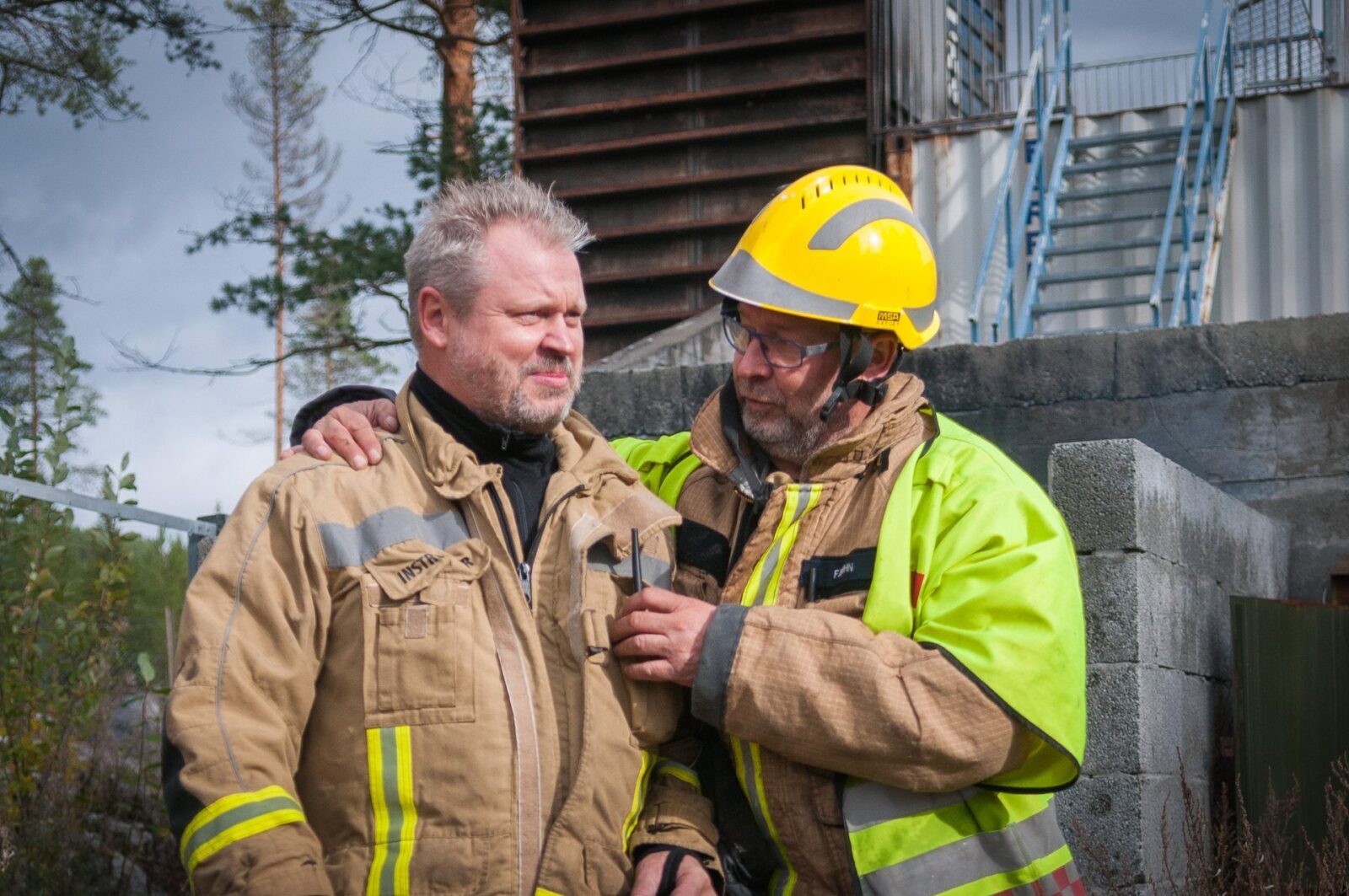 To kollegaer frå HBR i utrykkingsutstyr på øvingsfeltet på Torpomoen.