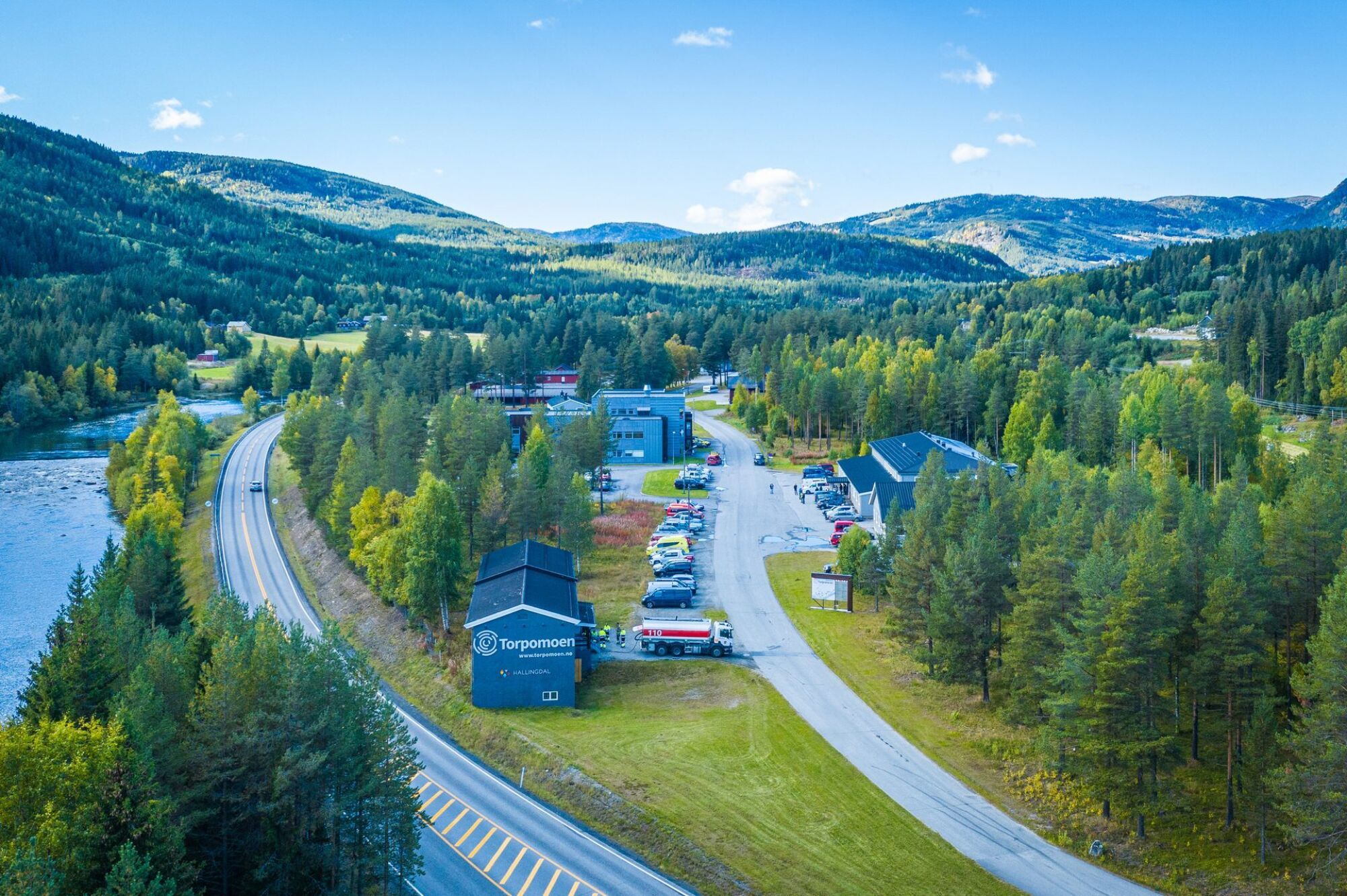 Flyfoto av Torpomoen med Akademiet og øvingsområda.