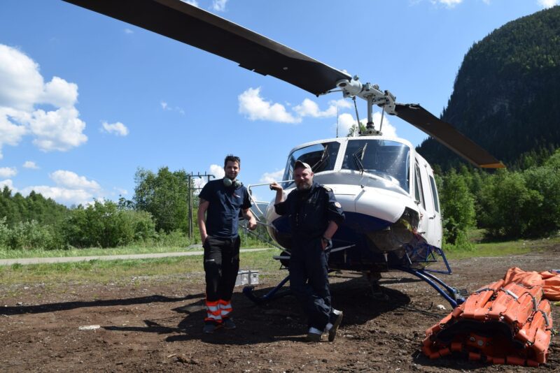 Mannskap ved helikopter under skogbrannøving.