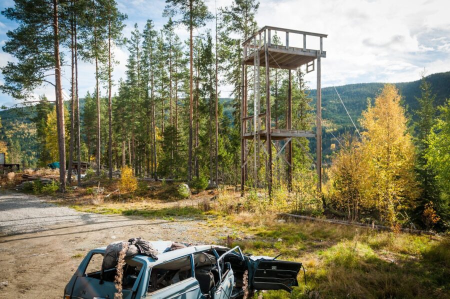 Øvingstårnet i røykdykkaranlegget på Torpomoen om hausten.
